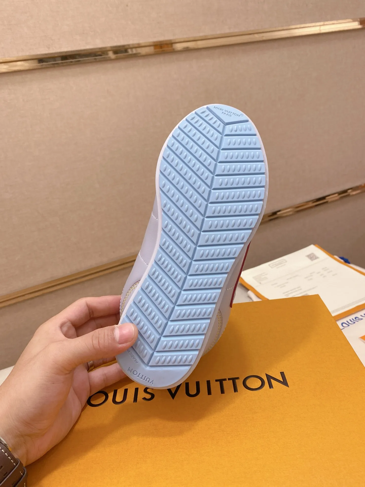 Men's shoes💰: Couple style 700💰LOUIS VUITTON Footint Soccer sneakers‼ ️ The top version, the same sneakers for LV couples. You will look fashionable when you wear them. This Footint Soccer sneaker was unveiled in the 2025 spring and summer series fashion show. The tongue is embellished with the Lvers United badge inspired by the football team. The rubber sole of the foot is decorated with multiple Louis Vuitton logos. The original latest packaging. Fabric: original imported cowhide. Lining: original imported breathable mesh. Foot pad: original injection molding pad. Outsole: original molded T combination outsole. Size: 35-45.